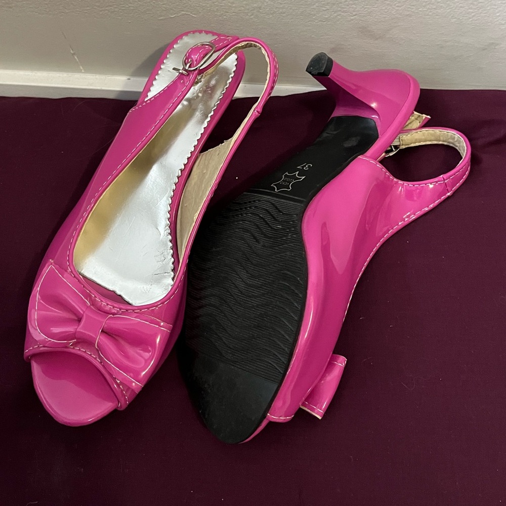 Pink kitten heels patent leather with bow detail leather soled peep toe 🎀